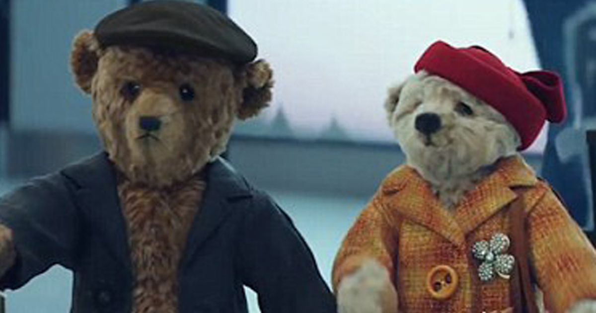 Due orsacchiotti anziani tornano a casa: il commovente spot natalizio dell’Aeroporto di Heathrow