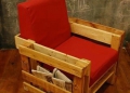 Poltrona con porta riviste integrato - Utilizzando di piccoli bancali di legno è possibile crare una comoda poltrona da lettura con degli spazi in cui riporre libri e riviste.