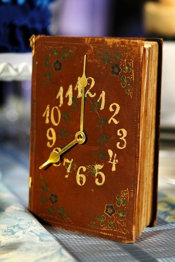 Orologio da tavola con i libri. Brillante anche l'idea di trasformare un libro in un autentico orologio da tavola.