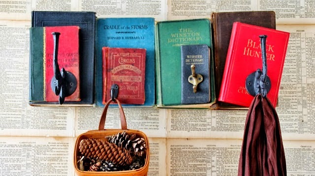Appendiabiti con i libri. Molto originale questo appendiabiti realizzato con il riciclo dei libri.