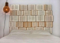 Testata del letto con i libri. Molto originale questa testata del letto realizzata con il riciclo dei libri.