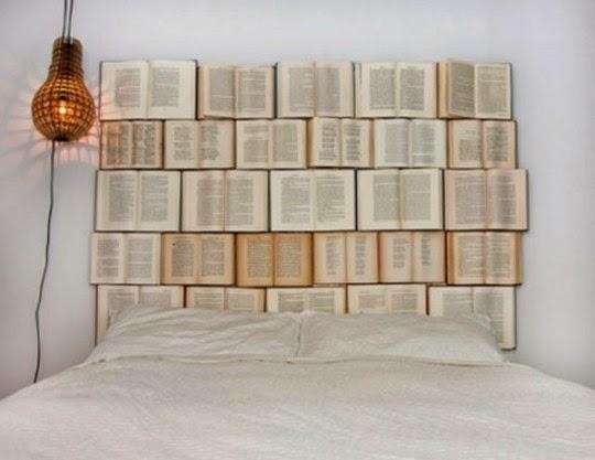 Testata del letto con i libri. Molto originale questa testata del letto realizzata con il riciclo dei libri.