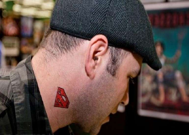 Diamante di superman tatuato sul collo