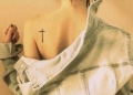 Piccola croce tatuata sulla schiena