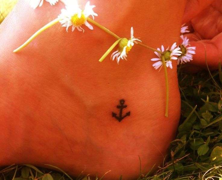 Tatuaggio piccolo con un'ancora sul piede