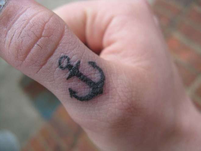 Ancora tatuata sul dito