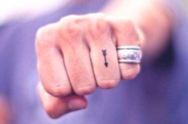 Freccia tatuata sulla mano