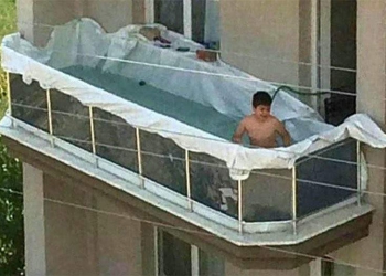 Una piscina improvvisata sul balcone provoca tanti meme e calcoli improbabili
