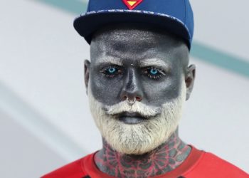 Quest'uomo si è tatuato di grigio per trasformarsi "in negativo"