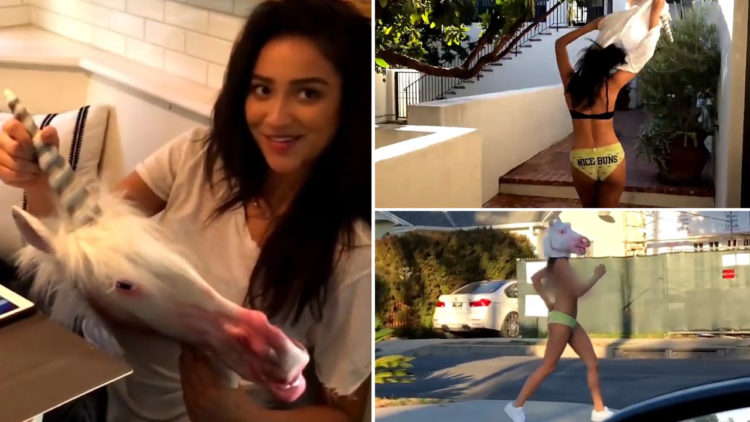 Corre nuda con una maschera Unicorno: il video di Shay Mitchell diventa virale