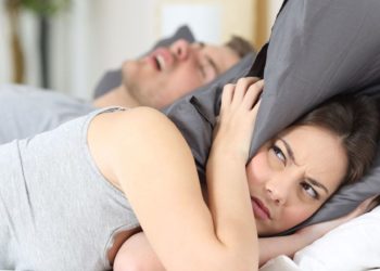 Dormire vicino a chi russa fa male alla salute: lo dicono i ricercatori