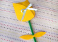 Un tulipano fatto a mano di cartoncino