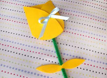 Un tulipano fatto a mano di cartoncino