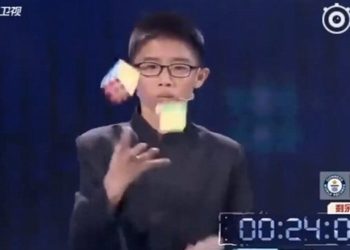 13enne cinese risolve 3 cubi di Rubik facendo il giocoliere