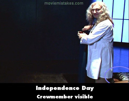 Indipendence Day: un membro dello staff visibile sullo sfondo