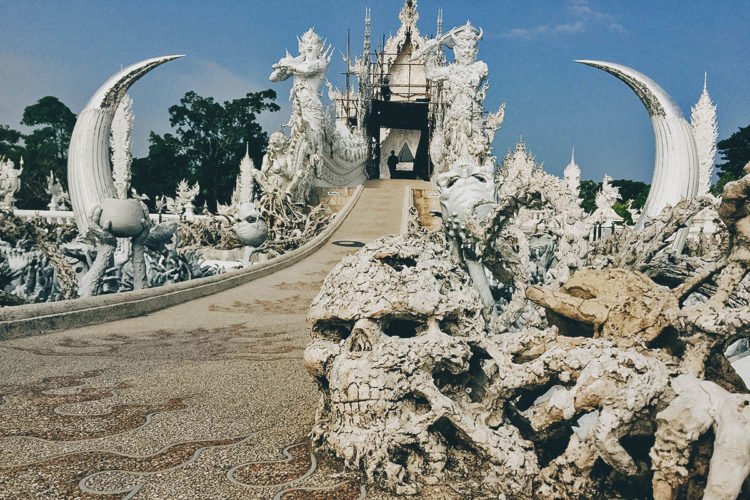 Wat Rong Khun è il tempio demoniaco thailandese che assomiglia al paradiso