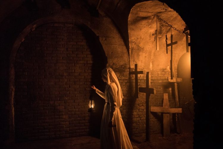 Le inquietanti mura del monastero in una scena tratta dal film The Nun - La vocazione del male.
