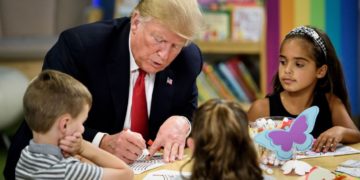Donald Trump sbaglia i colori della bandiera americana e i bambini lo deridono