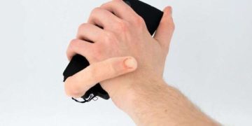 Il dito robotico che ti accarezza il polso (e non solo) mentre usi il cellulare.